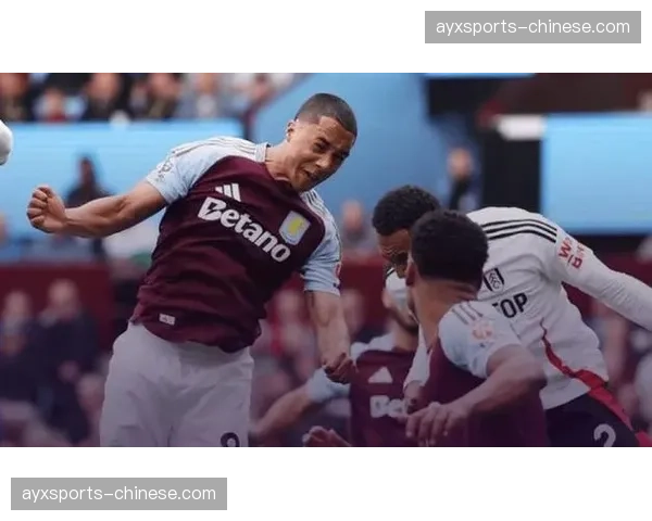 特写镜头：进球后，阿斯顿维拉全队指向场边的定位球分析师