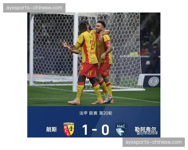 官方：由于球迷向场内投掷烟雾弹，朗斯对阵里昂的比赛中断十分钟